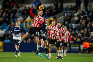 Sheffield United takımından Tom Davies 11 Aralık 202 'de The Den, Londra, Birleşik Krallık' ta Millwall - Sheffield United maçında topu sürüyor.