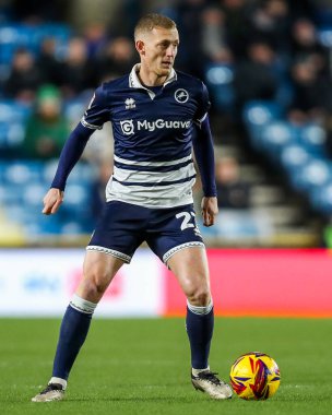 Millwall 'dan George Saville 11 Aralık 202' de The Den, Londra, Birleşik Krallık 'ta Millwall-Sheffield United maçında topla koşuyor.