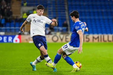 Cardiff City 'den Callum O' Dowda, 11 Aralık 2024 'te Cardiff City Stadyumu' nda oynanan Sky Bet Şampiyonası karşılaşmasında Preston North End 'den Jordan Storey' i aldı.