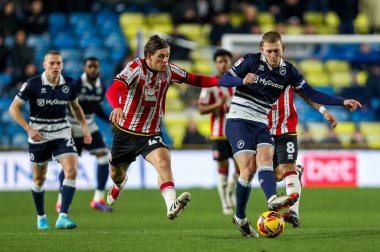 Millwall 'dan George Saville, 11 Aralık 2024' te İngiltere, Londra 'daki The Den' de Millwall ve Sheffield United arasındaki Sky Bet Şampiyonası maçında pas attı.