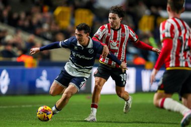 Millwall 'dan Dan McNamara, Sheffield United takımının oyuncusu Callum O' Hare tarafından 11 Aralık 2024 'te The Den, Londra, Birleşik Krallık' ta Millwall-Sheffield United maçında baskı altına alındı.