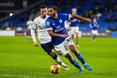 Cardiff City 'den Andy Rinomhota, 11 Aralık 2024' te Cardiff City Stadyumu 'nda oynanan Cardiff City-Preston North End maçında Preston North End maçında Preston North End' den Preston Greenwood 'un baskısı altında.