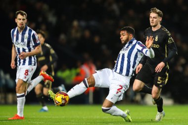 West Bromwich Albion 'dan Darnell Furlong topu atarken Coventry City' den Jack Rudoni, West Bromwich Albion 'a karşı Coventry City, West Bromwich, Birleşik Krallık