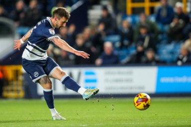 Millwall 'dan Joe Bryan 11 Aralık 2024' te The Den, Londra, İngiltere 'de Millwall-Sheffield United maçında çekim yapıyor.