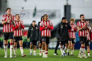 Sheffield United, 11 Aralık 2024 'te İngiltere' nin başkenti Londra 'da oynanan The Den' de Millwall-Sheffield United maçının ardından takımların kazandığı galibiyet sonrasında taraftarları kabul ediyor.