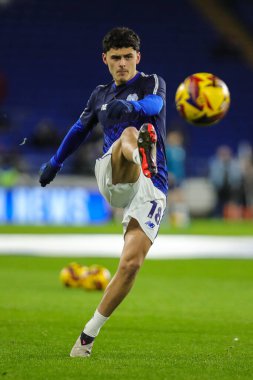 Cardiff City 'den Alex Robertson, 11 Aralık 2024' te Cardiff City Stadyumu 'nda oynanan Cardiff City-Preston North End maçından önce ısınıyor.