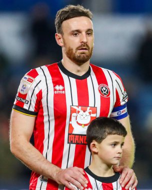Sheffield United takımından Jack Robinson, 11 Aralık 2024 'te İngiltere' nin başkenti Londra 'da oynanan The Den' de Millwall-Sheffield United maçından önce maçı izliyor.