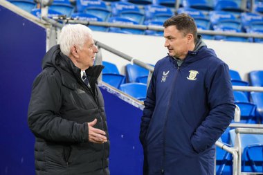 Preston North End Müdürü Paul Heckingbottom (R) ve Preston North End Direktörü Peter Ridsdale, Cardiff City, Cardiff City Stadyumu 'nda oynanan Sky Bet Şampiyonası maçından önce