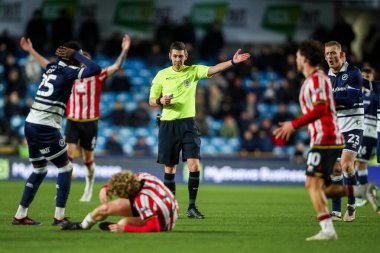 Hakem Matt Donohue, 11 Aralık 2024 'te İngiltere' de The Den 'de Millwall - Sheffield United maçında talimat verdi.