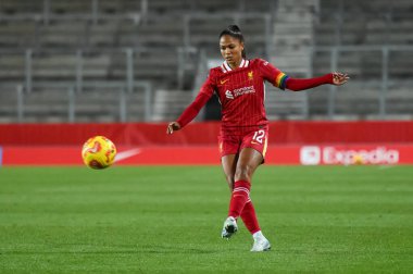 Liverpool 'dan Taylor Hinds, 11 Aralık 2024' te St Helens Stadyumu 'nda düzenlenen Liverpool Kadınlar Grubu - Grup Sahnesi - Everton Kadınlarına Karşı St. Helens Stadyumu' nda pas attı.