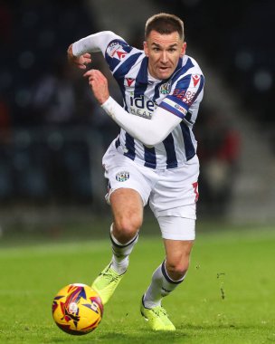 West Bromwich Albion takımından Jed Wallace 11 Aralık 2024 'te İngiltere' nin West Bromwich Albion Coventry City takımına karşı oynanan Gökyüzü İddia Şampiyonası maçında topla birlikte ilerliyor.