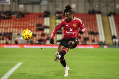 Manchester United takımından Melvine Malard, 11 Aralık 2024 'te İngiltere' nin Leigh Spor Köyü 'nde Manchester United Women vs Newcastle United kadınlarına karşı grup - Grup Stage - Kadınlar Kupası sırasında topu kutuya atıyor.