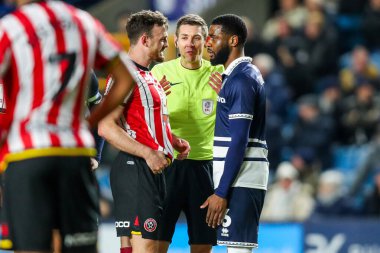 Hakem Matt Donohue, Sheffield United 'dan Harry Souttar ve Millwall' dan Japhet Tanganga ile 11 Aralık 2024 'te The Den, Londra, Birleşik Krallık' ta oynanan Gökyüzü İddia Şampiyonası karşılaşmasında konuştu.