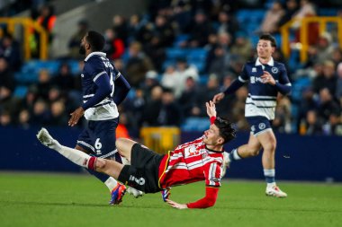Sheffield United takımından Kieffer Moore, 11 Aralık 2024 'te The Den, Londra, İngiltere' de Millwall-Sheffield United maçında Millwall maçında Millwall 'lı Japhet Tanganga' ya meydan okudu.