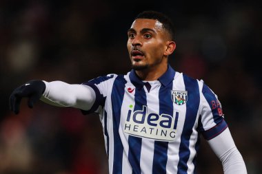 West Bromwich Albion 'dan Karlan Grant, 11 Aralık 2024' te İngiltere 'nin başkenti West Bromwich Coventry City' de oynanan Sky Bet Şampiyonası maçında takım arkadaşlarına talimatlar veriyor.