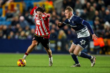 Sheffield United 'dan Callum O' Hare, 11 Aralık 2024 'te The Den, Londra, Birleşik Krallık' ta Millwall-Sheffield United maçında Millwall Şampiyonası 'nda George Saville' in baskısı altında.