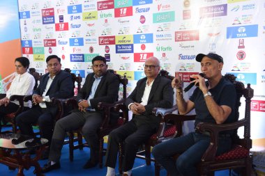 Yarış Rotası 'nın açılışı için Teknik Basın Buluşması ve Pist' teki koşucular için hazırlık ve bitiş öncesi olanakları Kolkata, Hindistan 'da Tata Steel World 25K Kolkata 2024' te..