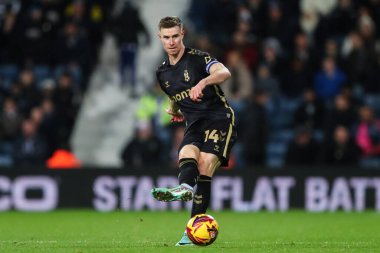 Coventry City 'den Ben Sheaf, 11 Aralık 2024' te İngiltere, West Bromwich Coventry City 'de West Bromwich Albion-Coventry City maçında pas veriyor.