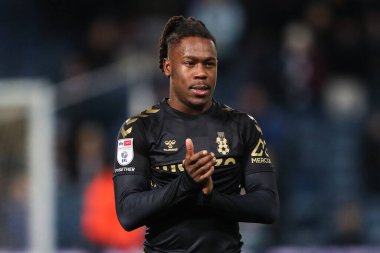 Coventry City 'den Brandon Thomas-Asante, 11 Aralık 2024' te İngiltere 'nin West Bromwich Albion-Coventry City maçından sonra gezgin taraftarları alkışlıyor.