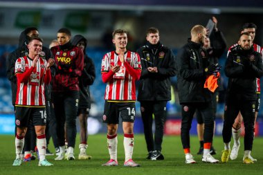 Sheffield United, 11 Aralık 2024 'te İngiltere' nin başkenti Londra 'da oynanan The Den' de Millwall-Sheffield United maçının ardından takımların kazandığı galibiyet sonrasında taraftarları kabul ediyor.