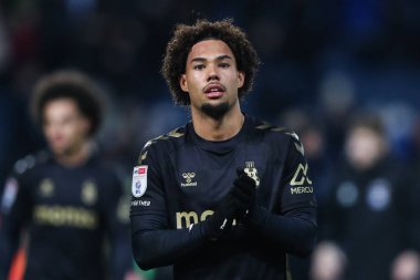 Coventry City 'den Milan van Ewijk, 11 Aralık 2024' te İngiltere 'nin West Bromwich Albion-Coventry City maçı sonrasında gezgin taraftarları alkışlıyor.