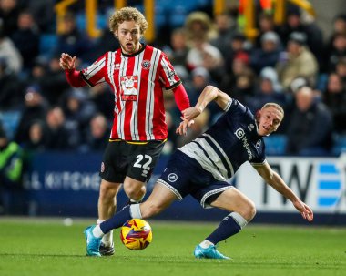 Sheffield United takımından Tom Davies 11 Aralık 2024 'te The Den, Londra, Birleşik Krallık' ta Millwall - Sheffield United maçında Millwall maçında Millwall 'lı Casper de Norre ile top mücadelesi verdi.