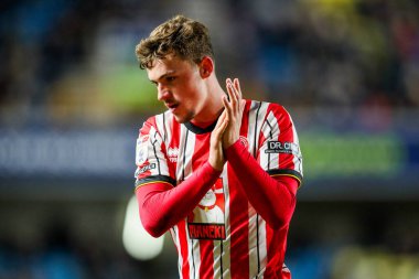 Sheffield United takımından Harrison Burrows, 11 Aralık 2024 'te İngiltere' nin The Den kentinde oynanan Millwall-Sheffield United maçında taraftarlarını kabul ediyor.