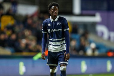 Millwall 'dan Romain Esse, 11 Aralık 2024' te İngiltere 'de The Den' de Millwall - Sheffield United maçında izlemektedir.