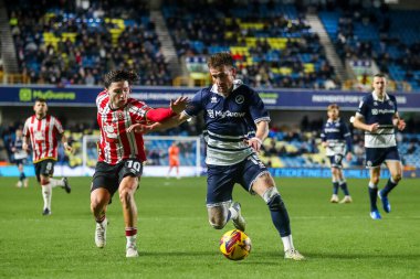 Millwall 'dan Joe Bryan, Sheffield United takımının oyuncusu Callum O' Hare tarafından 11 Aralık 2024 'te The Den, Londra, İngiltere' de oynanan Millwall-Sheffield United maçında baskı altına alındı.