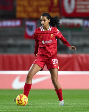 Liverpool 'dan Hannah Silcock, 11 Aralık 2024' te İngiltere 'nin St. Helens Stadyumu' nda Liverpool Kadınlarına Karşı Grup A Liverpool Kadınlar Sahnesi sırasında eylem halindeydi.