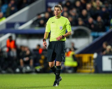 Hakem Matt Donohue, 11 Aralık 2024 'te İngiltere' de The Den 'de Millwall - Sheffield United maçında izlemektedir.