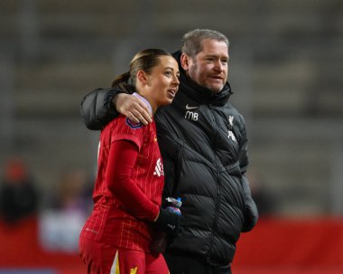 Liverpool 'dan Matt Sakal Yöneticisi ve Liverpool' dan Cornelia Kapocs, 11 Aralık 2024 'te St Helens Stadyumu' nda düzenlenen Liverpool Kadınlar Grubu - Grup A Liverpool Kadınlar-Everton Kadınlar davasının sona erişini kutluyorlar.