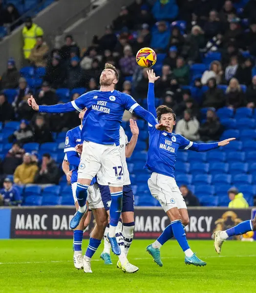 Cardiff City 'den Calum Chambers (12), 11 Aralık 2024' te Cardiff City Stadyumu 'nda oynanan Cardiff City - Preston North End maçında bir haçı temizledi.