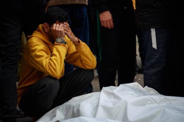 İsrail 'in Gazze Savaşı' nın 466. gününde Gazze Şeridi 'nin merkezindeki Deir al-Balah plajındaki Lorance Caf ve Kafeteryasını hedef alan bombalı saldırının yol açtığı geniş çaplı yıkım sahneleri. 