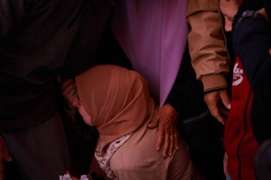 İsrail 'in Gazze Savaşı' nın 466. gününde Gazze Şeridi 'nin merkezindeki Deir al-Balah plajındaki Lorance Caf ve Kafeteryasını hedef alan bombalı saldırının yol açtığı geniş çaplı yıkım sahneleri. 