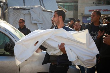 İsrail 'in Gazze Savaşı' nın 466. gününde Gazze Şeridi 'nin merkezindeki Deir al-Balah plajındaki Lorance Caf ve Kafeteryasını hedef alan bombalı saldırının yol açtığı geniş çaplı yıkım sahneleri. 