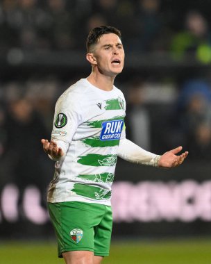 The New Saints F.C. 'den Danny Redmond. UEFA Konferans Ligi - Lig Sahnesi: Croud Meadow, Shrewsbury 'de Yeni Azizler Panathinaikos' a Karşı, 12 Aralık 2024