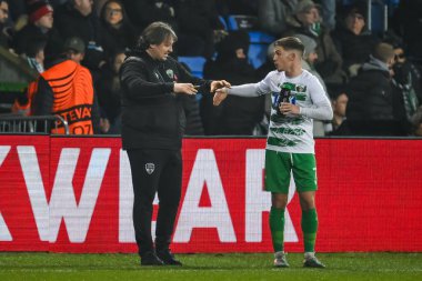 Craig Harrison, The New Saints FC 'nin baş antrenörü. The New Saints F.C. 'den Josh Daniels' a talimat veriyor. UEFA Konferans Ligi sırasında - Lig Sahnesi: Croud Meadow, Shrewsbury, İngiltere 12 Aralık 2024