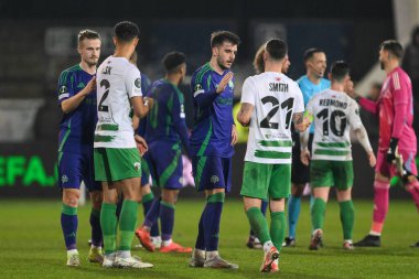 The New Saints F.C. 'den Leo Smith. Panathinaikos 'lu Fotis Ioannidis ile UEFA Konferans Ligi' nin sonunda el sıkıştı - Lig Sahnesi The New Saints vPanathinaikos ile Croud Meadow, Shrewsbury, İngiltere, 12 Aralık 2024