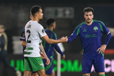 The New Saints F.C. 'den Josh Pask. Panathinaikos 'lu Fotis Ioannidis ile UEFA Konferans Ligi' nin sonunda el sıkıştı - Lig Sahnesi The New Saints vPanathinaikos ile Croud Meadow, Shrewsbury, İngiltere, 12 Aralık 2024