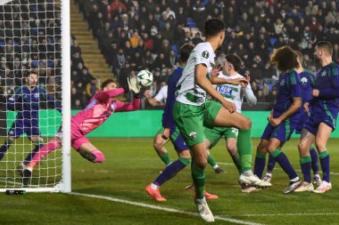 Panathinaikos 'tan Bartomiej Drgowski, The New Saints F.C.' den Josh Pask 'ın başlığından kurtarıyor. UEFA Konferans Ligi sırasında - Lig Sahnesi: Croud Meadow, Shrewsbury, İngiltere 'de Yeni Azizler - Panathinaikos davası