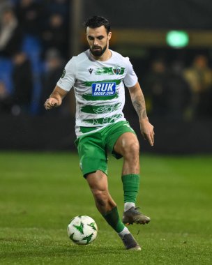 The New Saints F.C. 'den Jordan Williams. UEFA Konferans Ligi sırasında topu kontrol eder - Lig Sahnesi Croud Meadow, Shrewsbury 'de Yeni Azizler Panathinaikos' a karşı, 12 Aralık 2024