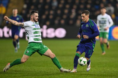 Panathinaikos 'tan Daniel Mancini, The New Saints F.C.' den Leo Smith ile kapışıyor. UEFA Konferans Ligi sırasında - Lig Sahnesi: Croud Meadow, Shrewsbury, İngiltere 'de Yeni Azizler - Panathinaikos davası