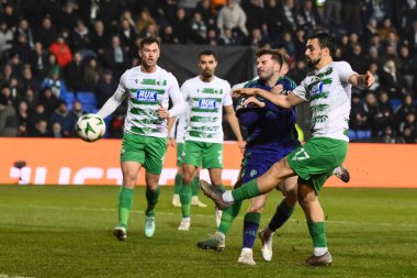 The New Saints F.C. 'den Jordan Williams. UEFA Konferans Ligi sırasında topu temizler - Lig Sahnesi The New Saints vs Panathinaikos Croud Meadow, Shrewsbury, İngiltere, 12 Aralık 2024