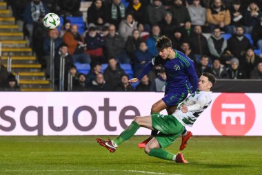Panathinaikos 'lu Giorgos Vagiannidis, The New Saints F.C.' den Danny Davies tarafından yenildi. UEFA Konferans Ligi sırasında - Lig Sahnesi: Croud Meadow, Shrewsbury, İngiltere 'de Yeni Azizler - Panathinaikos davası
