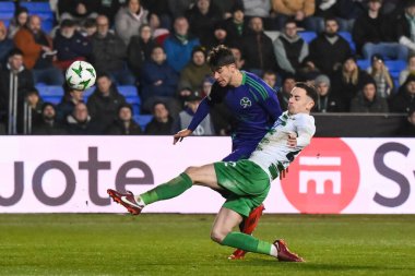 Panathinaikos 'lu Giorgos Vagiannidis, The New Saints F.C.' den Danny Davies tarafından yenildi. UEFA Konferans Ligi sırasında - Lig Sahnesi: Croud Meadow, Shrewsbury, İngiltere 'de Yeni Azizler - Panathinaikos davası