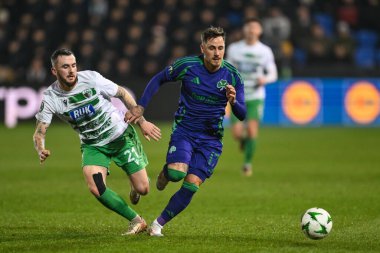 Panathinaikos 'tan Daniel Mancini ve The New Saints F.C.' den Leo Smith. UEFA Konferans Ligi 'nde top savaşı - Lig Sahnesi The New Saints vs Panathinaikos, Croud Meadow, Shrewsbury, İngiltere, 12 Aralık 2024
