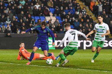 Panathinaikos 'lu Giorgos Vagiannidis' i The New Saints F.C. 'den Josh Daniels yendi. UEFA Konferans Ligi sırasında - Lig Sahnesi: Croud Meadow, Shrewsbury, İngiltere 'de Yeni Azizler - Panathinaikos davası