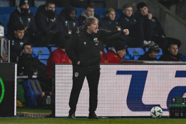 Craig Harrison, The New Saints FC 'nin baş antrenörü. Takım talimatlarını UEFA Konferans Ligi sırasında verir - Lig Sahnesi 