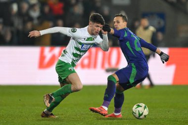 The New Saints F.C. 'den Rory Holden. Panathinaikos 'lu Vitor Hugo UEFA Konferans Ligi - Lig Sahnesi The New Saints vPanathinaikos - Croud Meadow, Shrewsbury, İngiltere, 12 Aralık 2024
